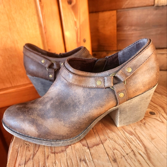 ROCKET DOG-UNDER RATED HEELED BOOTIES. WOMENS SIZE 9 - Picture 4 of 8